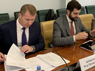 Петр Бобылев принял участие в обсуждении законопроекта, регулирующего уровень выбросов парниковых газов