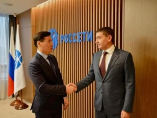 Глава Калмыкии Бату Хасиков и Генеральный директор компании «Россети» Андрей Рюмин обсудили развитие электросетевого комплекса региона
