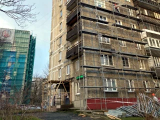 Многоквартирный дом в городе Калининграде, в котором в рамках проведения капремонта была установлена сетевая солнечная электростанция, стал участником Всероссийского конкурса по энергоэффективности и энергосбережению «Энергоэффективное ЖКХ»