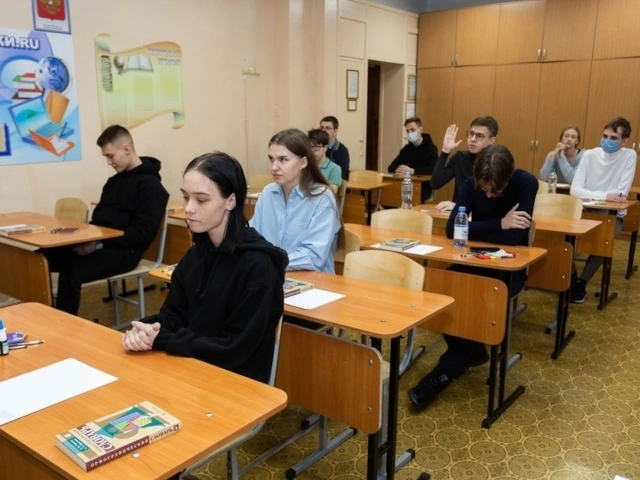 В десяти омских школах планируется реализовать энергосберегающий проект — Виталий Хоценко и Сергей Шелест вырабатывают совместные решения в различных сферах